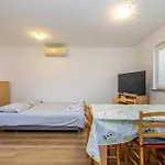 Holiday Boro Vikendica Linardici